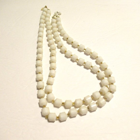 Vintage lightweight Hong Kong Acrylic Necklace - Picture 4 of 9